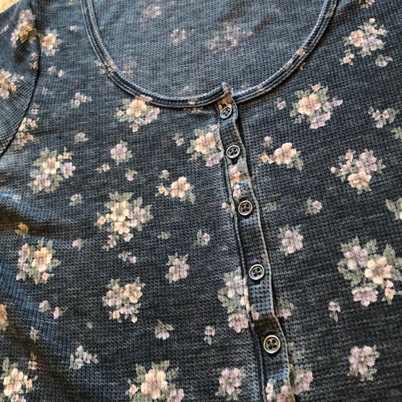Flower button up top - Picture 3 of 3